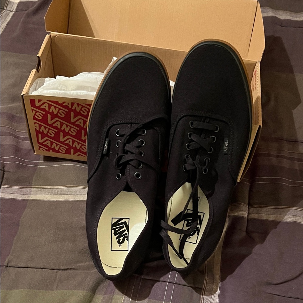 New Vans Men's Black Canvas Gum Sole Authentic Sneakers 11.5